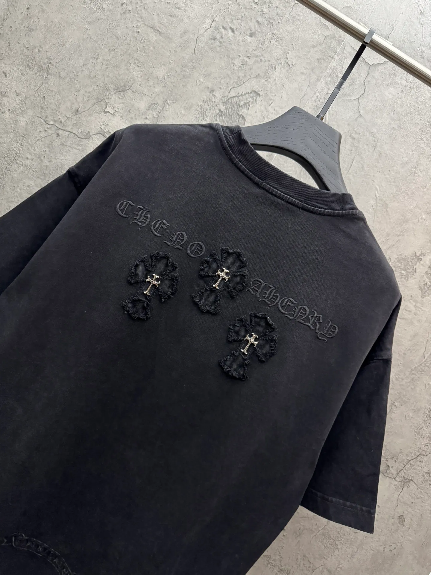 P230 top version, real shot without P, ​​different from market currency) 𝗖𝗵𝗿𝗼𝗺𝗲 𝗛𝗲𝗮𝗿𝘁𝘀/Croxin 2026 spring new original single counter American washed patch embroidered couple short sleeves 👑The highest version! Customized fabric 320 grams, washed and fried. Best-selling model at the counter. Very comfortable to wear. Accessories: Original molded and authenticated collar label➕100% silk wash label. Genuine purchase-grade original hangtag➕matching hanging rope➕3D hanging beads➕original packaging bag. Craftsmanship: The original version has consistent wiring! The highest version of the armhole matching technique! Color: Gray Black Size: S M L XL Style No.: 6609
